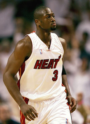 国家德比维尼修斯不满被换后，阿隆索让米利唐去跟他谈谈（国家德比维尼修斯对被换下不满，阿隆索指派米利唐上前沟通）