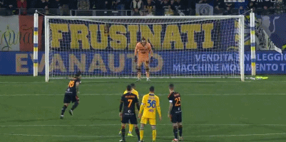 意甲保级大战：帕尔马客场击败比萨，恩佐拉红牌离场