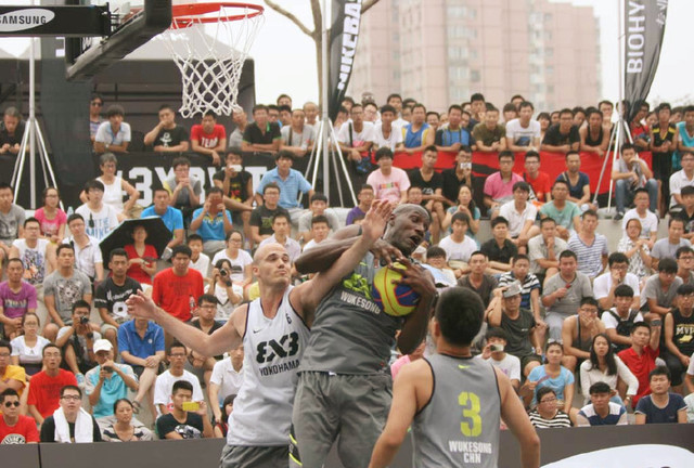 新疆95-96深圳遭3坏消息！外援配置糟糕，外线防守拉胯，欠缺领袖（新疆95-96憾负深圳，三大短板暴露：外援配置不佳、外线防守不给力、缺乏领袖）