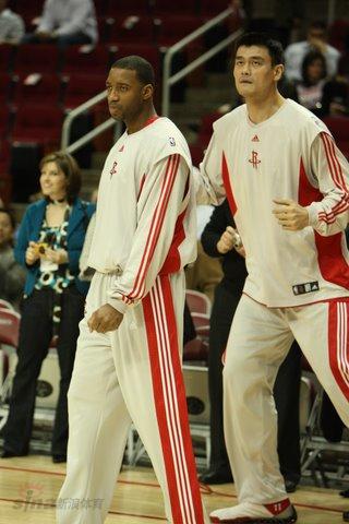 博努奇：小基耶萨可能踢附加赛；球员明白穿意大利球衣的责任（博努奇称小基耶萨有望出战附加赛，蓝衣军团球员深知责任）