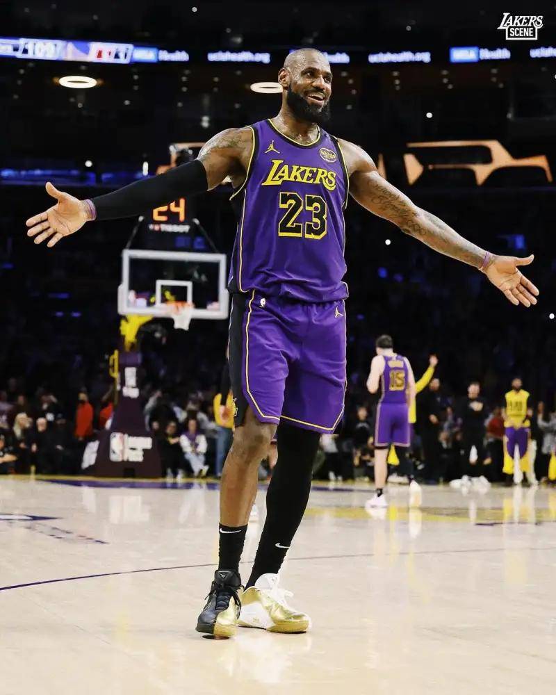 32岁津门虎王牌队长正式转会上港，亚冠首轮亮相柔佛引关注（32岁津门虎王牌队长官宣加盟上港，亚冠首战对阵柔佛备受关注）