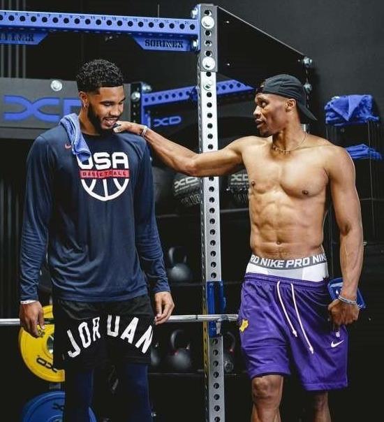 ATP年终总决赛：阿尔卡拉斯2-1逆转，基本锁定出线权，辛纳急了！（ATP年终总决赛：阿尔卡拉斯2-1翻盘，出线几乎锁定，辛纳显得着急）